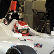 中嶋ファミリーの次男、中嶋大祐は父・悟のチームからテストに参加。初日は11番手タイム