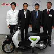 電動バイク EV-neo と伊東孝紳社長（左から2番目）