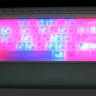 LEDの発光を好みに設定！レインボーに光るUSBキーボード！ 別売のコントロールソフトを使用してキーカラーのLED発光を512色から更に細かく設定