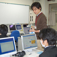 見出しをつけよう…ヤフートピックス奈須川デスクが特別授業 授業はLL教室のパソコンを使って行われた。ヤフーからは講師のほかに、講師用パソコンのオペレータ、生徒の入力操作を支援するアシスタントの計3人