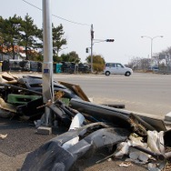 東日本大震災 津波はモノを流し、電柱を倒した