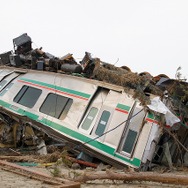 東日本大震災 最新の電車がまるで紙くずのようになった