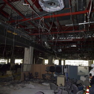 天井が落ち、配管類も激しく損傷した設計部の室内