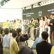 【東京ショー2003速報】マツダブースはどこまでも「Zoom-Zoom」