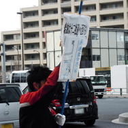 迂回を案内する従業員