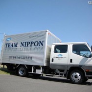 日本原子力研究開発機構のトラック（4月22日撮影） 