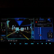 撮影した映像から前走車までの距離を割り出し、適切な車間距離を運転者に示すようになっている。