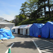 市役所脇のテントには救援物資がつめこまれていた