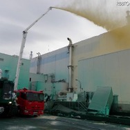 福島原発1号機タービン建屋への飛散防止剤散布風景（5月27日撮影）