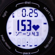 ディスプレイは3分割で、上に走行距離、下に走行ペース、中央に心拍数かタイムが表示される。ゾーンは心拍数の範囲を示すものだ。