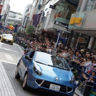 横浜元町でF1マシンが公道走行…観客1万1000人集まる