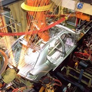 PSAプジョーシトロエン・オルネー・スー・ボア工場におけるシトロエン・クサラの生産ライン。1997年