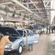 オルネー・スー・ボア工場におけるシトロエンCX艤装工程。1975年