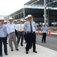 建設中のラムチャバンの新工場を視察する益子修社長ら