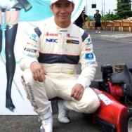 小林可夢偉選手は、初音ミクの痛車でレースに出場する、グッドスマイルレーシングのイベントに参加した