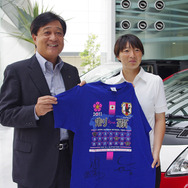 なでしこジャパンの矢野選手が9日、三菱自動車に凱旋報告。益子社長にサイン入りユニフォームがプレゼントされた。