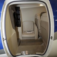 乗降口は機体左側、操縦席のすぐ後ろに位置する。