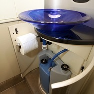 リージョナルジェット並みの広さを持つ密閉式トイレ。スタイリッシュな洗面台もセットされる。