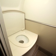 リージョナルジェット並みの広さを持つ密閉式トイレ。スタイリッシュな洗面台もセットされる。