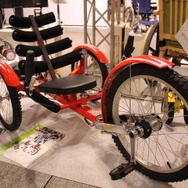 クルマの運転に近いスタイルでサイクリングできる3輪自転車「ビクター・カーティング」（2万～3万6000円）