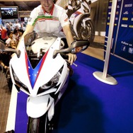 23日、世界スーパーバイク選手権シリーズ、イモラ戦で発表されたCBR1000RRファイアーブレード。プレゼンターはジョナサン・レイ選手