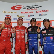 今大会の優勝者、GT500本山哲/ブノワ・トレルイエ組、GT300の山野哲也/佐々木孝太組