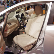 自動車メーカー各社はバラエティ豊かな福祉車両を出展する（国際福祉機器展2011）