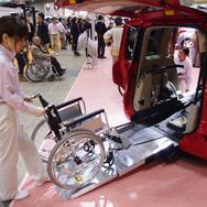 自動車メーカー各社はバラエティ豊かな福祉車両を出展する（国際福祉機器展2011）