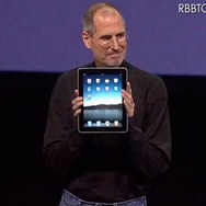 iPadを発表するスティーブ・ジョブズ