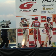 GT500最終戦の表彰台。左からクインタレッリ、本山、石浦（3位）、トレルイエ。