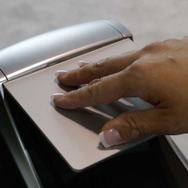 指紋認証も可能なシミュレーターのタッチボード