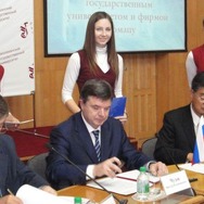 合意書に署名する、太平洋国立大学副学長・シャラバノフ氏（左）、ハバロフスク州・チュードフ副知事（中）、コマツ・藤田昌央CIS総代表（右）。
