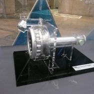 はやぶさに搭載されているイオンエンジンの模型。空気のない宇宙空間で、イオンの力で推進する