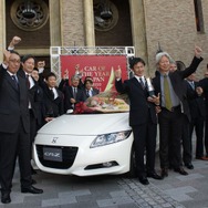東京モーターショーで日本カーオブザイヤーが発表される（写真：2010-2011 日本カーオブザイヤーの受賞車はCR-Z）