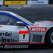 モータースポーツジャパン2011に登場した佐藤琢磨。ホンダのスーパーGTマシン『HSV-010』を初ドライブするサプライズも。
