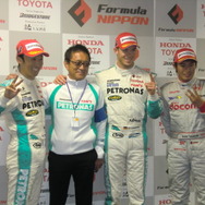 左から中嶋一貴、トムスの舘監督、ロッテラー、塚越（レース1で3位）。