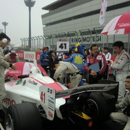 塚越広大はレース1を2番グリッドから発進した（レース結果は3位）。