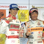 GT500第2レースのポールを獲得した柳田真孝（左）と、GT300第2レースのポールシッター高木真一。