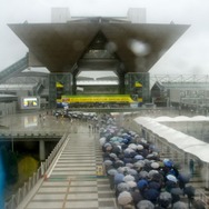 東京モーターショー2011、一般公開初日の来場者数が10万人を超えた