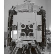 写真 1 イオンエンジンの探査機実装状態