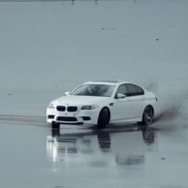 英国ウェールズの砂浜で豪快にテールスライドする新型BMW M5(動画キャプチャー）