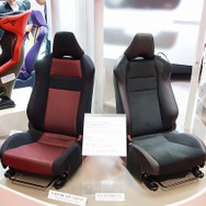 東京モーターショーでトヨタ紡織ブースに展示されたトヨタ『86』/スバル『BRZ』用の運転席シート。
