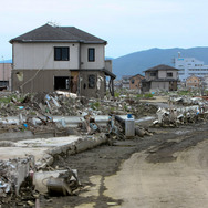 東日本大震災発生から5か月目当時。地盤沈下により広範囲で水が上がってきている。石巻市南浜町付近