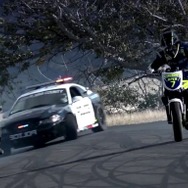バイクとポリスカーによるドリフト追走イメージ映像（動画キャプチャー）