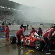 雨の中、フェラーリF2003-GAはデモラン決行。SUPER GTの名手・田中哲也が走らせた（3月4日）。