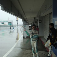 雨が激しい間、ロッテラー（左）とデュバルのチャンピオン経験者同士が談笑中。