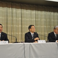 トヨタ会見。豊田社長、新美副社長、佐々木副社長（2011年4月22日）。