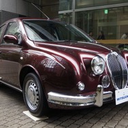 エンブレムに「京都オパール」を施した光岡自動車の特別仕様車