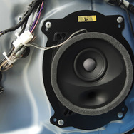 77mm口径でもバスレフ方式エンクロージュアーの工夫により締まった低音を再生する。