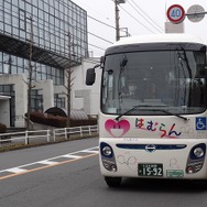 羽村市役所前を出発するEVバス。